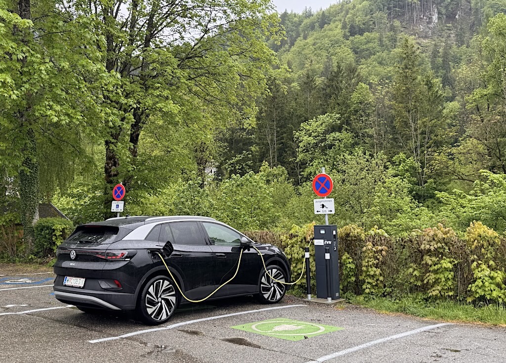 Elektroauto an Ladestation